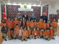 OSMAN ATİLLA İLKOKULU ÖĞRENCİLERİ BAŞKAN KUMARTAŞLI VE KIBRIS GAZİSİ TAHSİN KOÇ 