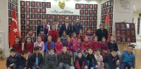 NAMIK KEMAL İLKOKULU ÖĞRENCİLERİ BAŞKAN KUMARTAŞLI VE KIBRIS GAZİSİ TAHSİN KOÇ İ