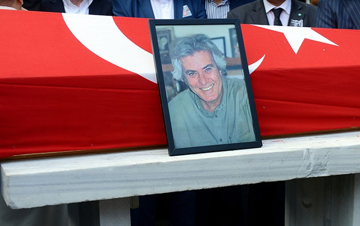 TARIK AKAN KİM DEVLET SANATÇISIMI NEDEN TABATUNA BAYRAK ÖRTULDÜ.                  