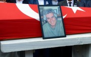 TARIK AKAN KİM DEVLET SANATÇISIMI NEDEN TABATUNA BAYRAK ÖRTULDÜ.