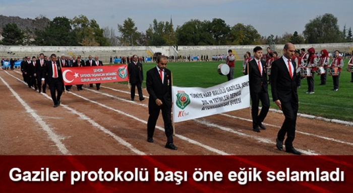 GAZİLER PROTOKOLÜ BAŞI ÖNE EĞİK SELAMLADI                  