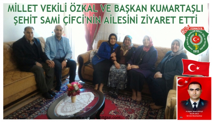 MİLLET VEKİLİ ÖZKAL VE BAŞKAN KUMARTAŞLI ŞEHİT SAMİ ÇİFCİ'NİN AİLESİNİ ZİYARET ETTİ.                  