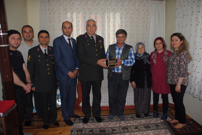 İL JANDARMA KOMUTANI J.KD.ALB.ORHAN SIRMA VE KUMARTAŞLI ŞEHİT BABAMIZI ZİYARET ETTİ.                  