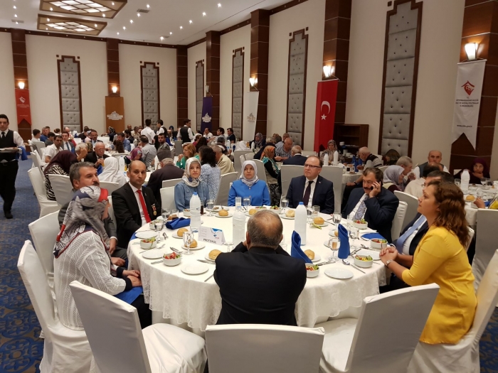 BAKAN EROĞLU VE VALİ TUTULMAZ ŞEHİT YAKINLARI VE GAZİLERİMİZLE YEMEKTE BİR ARAYA GELDİLER.                  