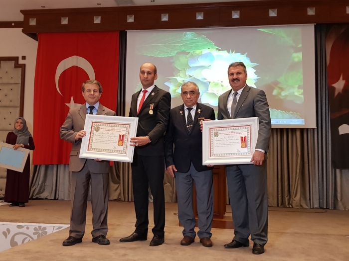 BAŞKAN KUMARTAŞLI’DAN SEZER ve ARSALAN’A TEŞEKKÜR PLAKETİ.                  