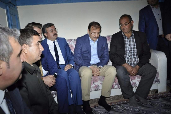 BAŞBAKAN YARDIMCISI HAKAN ÇAVUŞOĞLU, AFYONKARAHİSAR’IN SİNANPAŞA İLÇESİNDEKİ ŞEHİT AİLESİNİ ZİYARET ETTİ.                  