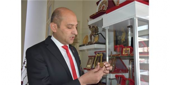 KAHRAMANLARIN MADALYALARINA SAHİP ÇIKIYOR                  