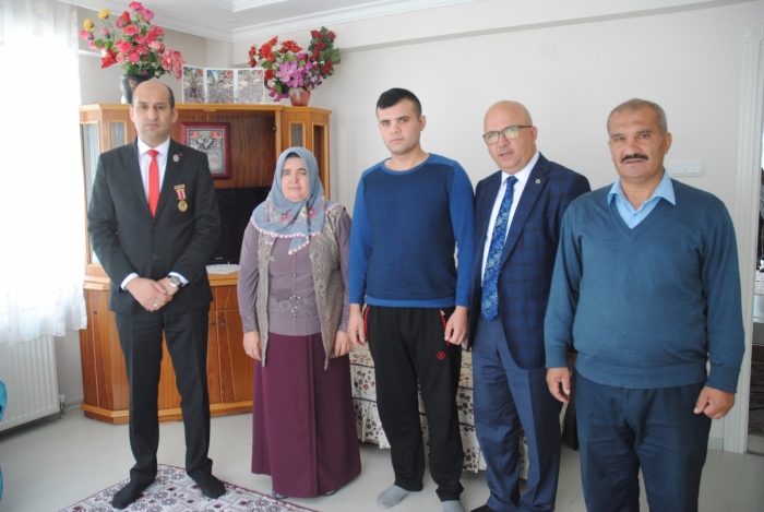 BAŞKAN ÇOBAN VE KUMARTAŞLI'DAN GAZİ SARIÇİÇEK’E ZİYARET                  