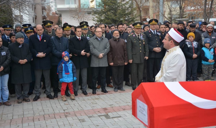 TERHİSİNE 3 GÜN KALA İZİNDEYKEN VEFAT EDEN ASKER TOPRAĞA VERİLDİ                  