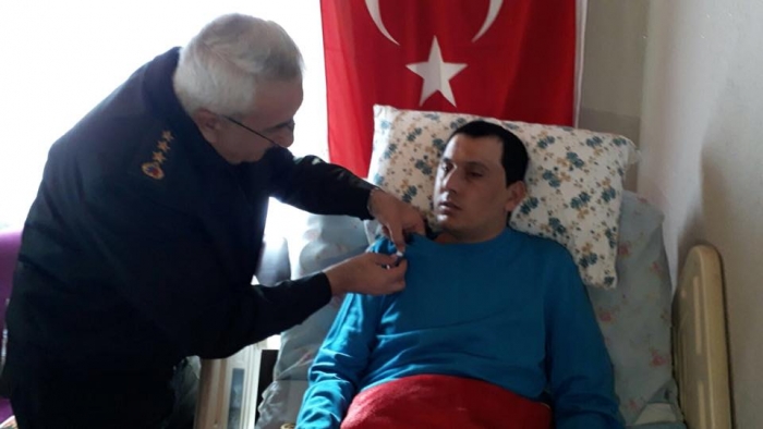 İL J.KOMUTANI J.KD.ALB.ORHAN SIRMA GAZİ NURİ KARAKAŞ’A GAZİLİK ROZETİNİ TESLİM ETTİ.                   