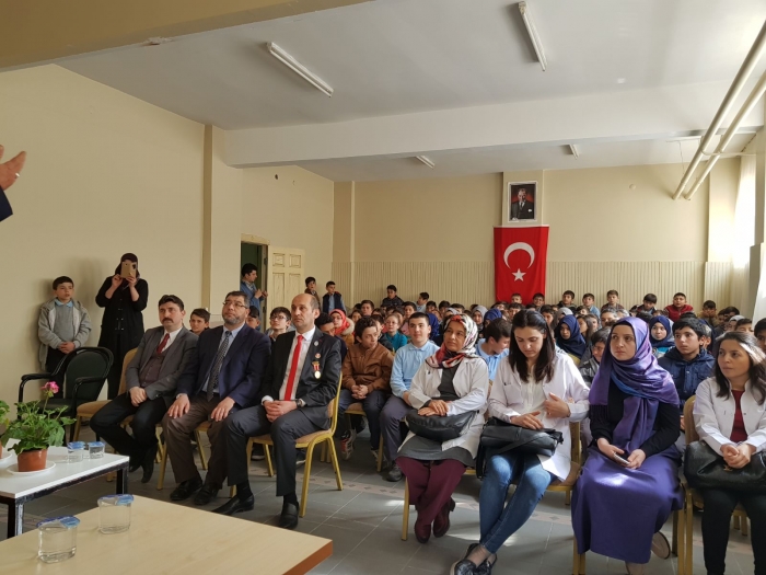 ŞEHİTLER GÜNÜ ARİFESİNDE MERKEZ İMAM HATİP  ORTA OKULUNDA ANLAMLI PROGRAM.                  
