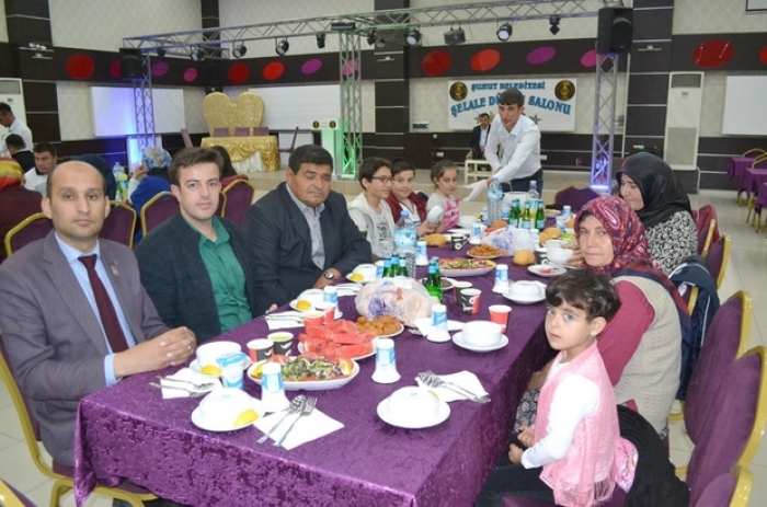 ŞUHUT İLÇE KAYMAKAMLIĞI TARAFINDAN GAZİ VE ŞEHİT AİLELERİNE İFTAR YEMEĞİ VERİLDİ.                  