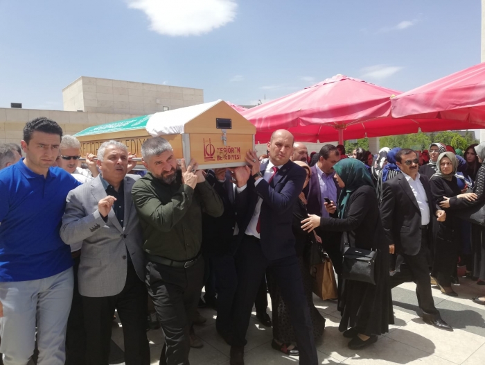 AFYONKARAHİSAR'IN ESKİ VALİSİ AZİZ YILDIRIM'IN EŞİ SELMA YILDIRIM DUALARLA UĞURLANDI                  