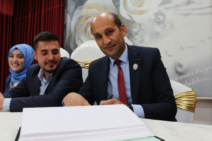 BAŞKAN KUMARTAŞLI GAZİMİZİN KIZI PINAR’IN NİKAH ŞAHİDİ OLDU.                  