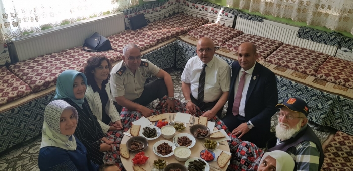 GARNİZON KOMUTANIMIZ VE BELEDİYE BAŞKANIMIZDAN KIBRIS GAZİSİ TAHSİN KOÇ’A BAYRAM ZİYARETİ                  