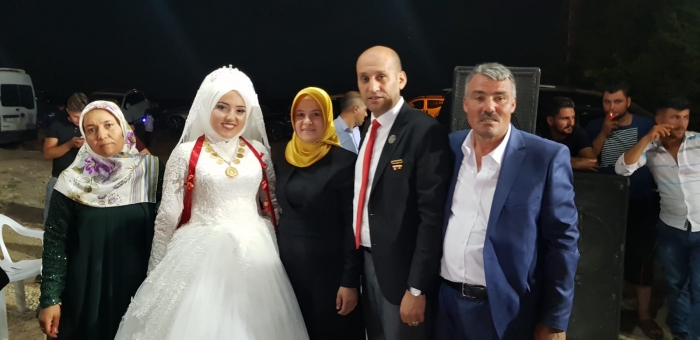 BAŞKAN KUMARTAŞLI GAZİMİZİN KIZI PINAR’IN DÜĞÜNÜNE KATILDI.                  