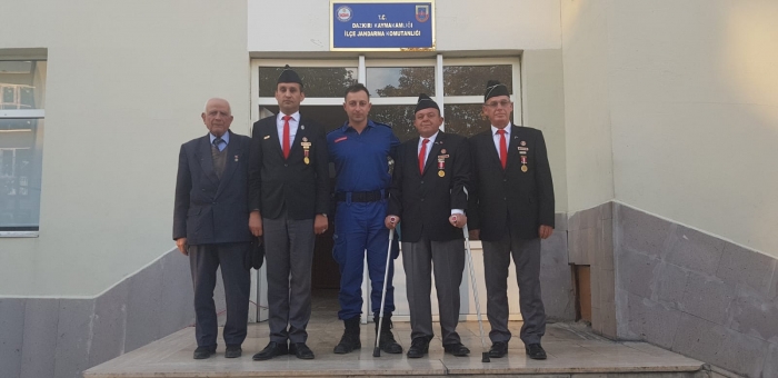 BAŞKAN KUMARTAŞLIDAN DAZKIRI İLÇE JANDARMA KOMUTANINA BAŞSAĞLIĞI VE HAYIRLI OLSUN ZİYARETİ                  