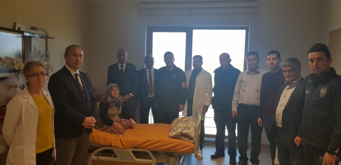 KOMUTAN VE BAŞKAN KUMARTAŞLI'DAN ŞEHİT ANNEMİZE HASTANEDE ZİYARET                  