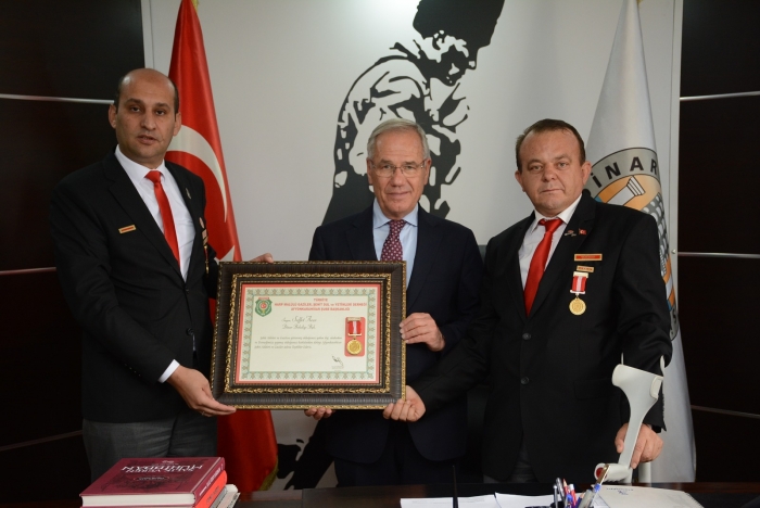 ŞEHİT AİLELERİ VE GAZİLERDEN BAŞKAN SAFFET ACAR’A ŞEREF MADALYASI                  