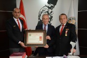 ŞEHİT AİLELERİ VE GAZİLERDEN BAŞKAN SAFFET ACAR’A ŞEREF MADALYASI