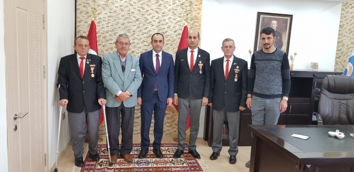 EVCİLER İLÇE KAYMAKAMI ABDULLAH YÜKSEL’E ŞEHİT AİLELERİ VE GAZİLERDEN HAYIRLI OLSUN ZİYARETİ                  