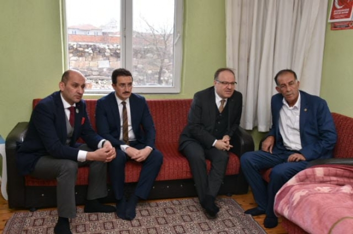 VALİ MUSTAFA TUTULMAZ VE BAŞKAN KUMARTAŞLI YARALI ASKER YAŞAR SEZİYİ EVİNDE ZİYARET ETTİ                  