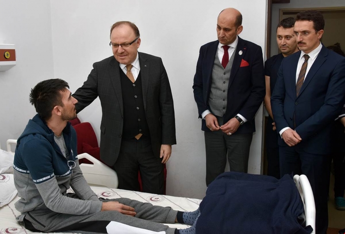 VALİ MUSTAFA TUTULMAZ VE BAŞKAN KUMARTAŞLI YARALI ASKER SÜLEYMAN ÇELİK’İ HASTANEDE  ZİYARET ETTİ.                  