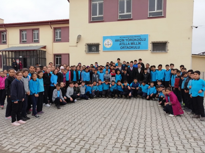 AKÇİN YÖRÜKOĞLU ATİLLA MİLLİK ORTA OKULUNDA BAŞKAN KUMARTAŞLI VE KIBRIS GAZİSİ TAHSİN KOÇ ÖĞRENCİLER İLE BULUŞTU.                  