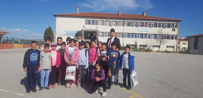 SALİM PANCAR ORTAOKULU ÖĞRENCİLERİ BAŞKAN KUMARTAŞLI VE KIBRIS GAZİSİ TAHSİN KOÇ İLE BULUŞTU.                  