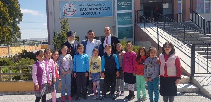 SALİMPANCAR İLKOKULUNDA BAŞKAN KUMARTAŞLI VE KIBRIS GAZİSİ TAHSİN KOÇ ÖĞRENCİLER İLE BULUŞTU.                  