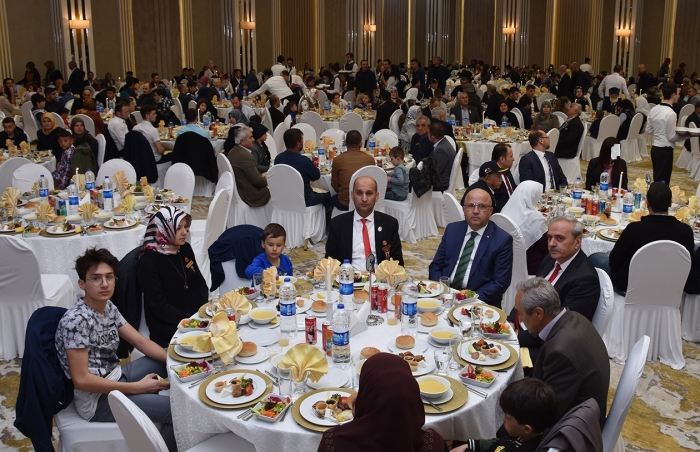 VALİ TUTULMAZ ŞEHİT YAKINLARI, GAZİLER VE ENGELLİ AİLELERİ İFTARDA BULUŞTU                  