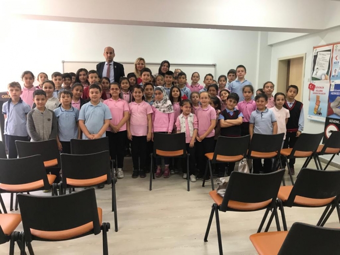 ORUÇOĞLU İLKOKULUN'DA BAŞKAN KUMARTAŞLI VE ŞEHİT ANNEMİZ FATMA ÜYE  ÖĞRENCİLER İLE BULUŞTU.                  