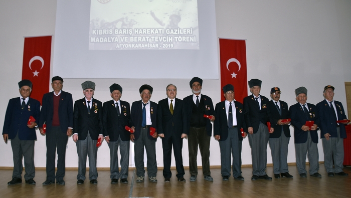 KIBRIS GAZİLERİ 45 YIL SONRA MADALYALARINI ALDILAR                  